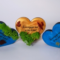 Магнит сърце с послание „Благодаря ти, че те има“ – дървен подарък с мъх и цветя