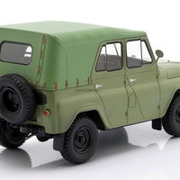 Метален джип UAZ 469 Olive Green WHITE BOX 1:24