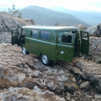 Метална кола с отварящи се врати капаци светлини и звуци UAZ 452 1:24