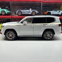 Метален джип с отварящи се врати капаци светлини и звуци Toyota Land Cruiser 1:18