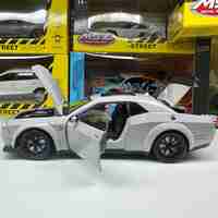 Метална кола с отварящи се врати светлини и звуци Dodge Challenger 1:24