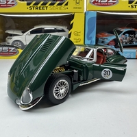 Метална кола с отварящи се врати капаци светлини и звуци Jaguar E-Type Reborn 1961 1:24