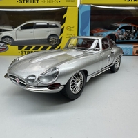 Метална кола с отварящи се врати капаци светлини и звуци Jaguar E-Type Reborn 1961 1:24