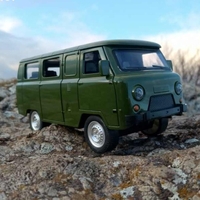 Метална кола с отварящи се врати капаци светлини и звуци UAZ 452 1:24