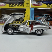 Метална кола с отварящи се врати капаци светлини и звуци Jaguar E-Type Reborn 1961 1:24