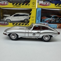 Метална кола с отварящи се врати капаци светлини и звуци Jaguar E-Type Reborn 1961 1:24