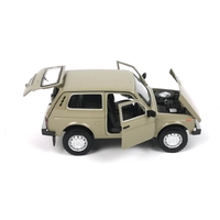 Метална кола с отварящи се врати капаци светлини и звуци Lada Niva 1:24