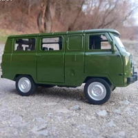 Метална кола с отварящи се врати капаци светлини и звуци UAZ 452 1:24