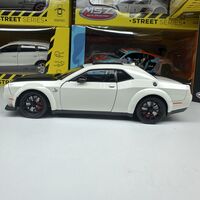 Метална кола с отварящи се врати светлини и звуци Dodge Challenger 1:24