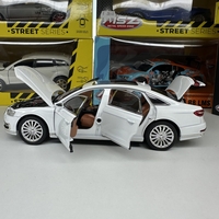 Метална кола с отварящи се врати светлини и звуци Audi A8 1:24