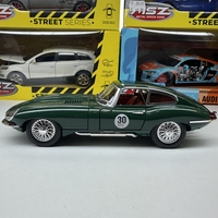 Метална кола с отварящи се врати капаци светлини и звуци Jaguar E-Type Reborn 1961 1:24