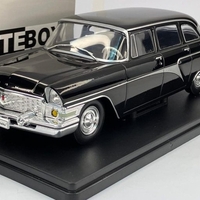 Метална кола GAZ-13 Chaika 1960 WHITE BOX 1:24
