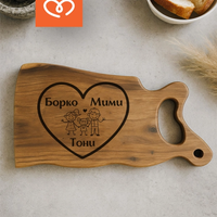 Подарък за семейство с имена | Дървена дъска за мезета с гравюра сърце – персонализиран подарък