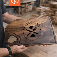 Лого върху дървена орехова дъска – Персонализирано плато  за подарък или бизнес