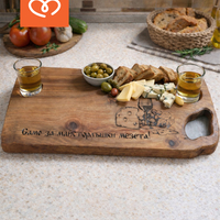 Орехова дъска за мезета от масивен орех с чаши – подарък за рожден ден