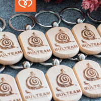 Ключодържател с лого – дървен персонализиран подарък