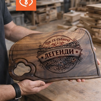 Дървена дъска за мезета от орех с надпис „Тук се събират легенди“ | Подарък за мъж