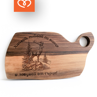 Дървена дъска с надпис | Орехова дъска за рязане с гравюра елен – Подарък за ловец