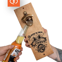 Отварачка за стена с магнит от дърво | Подарък за мъж с надпис „По време на пиене работата е забранена“