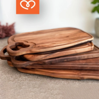 Дървена дъска за мезета от орех с надпис „Тук се събират легенди“ | Подарък за мъж