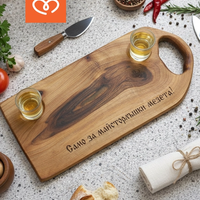 Орехова дъска „Само за майсторлъшки мезета“ с две чашки, подарък за мъж