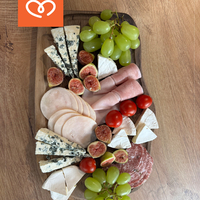 Подарък за юбилей | Орехова дъска за мезета с надпис – персонализиран подарък за рожден ден и годишнина