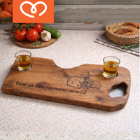 Орехова дъска за мезета от масивен орех с чаши – подарък за рожден ден