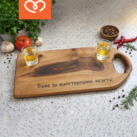 Орехова дъска „Само за майсторлъшки мезета“ с две чашки, подарък за мъж
