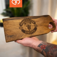 Подарък за футболен фен – дървена дъска с лого Манчестър Юнайтед