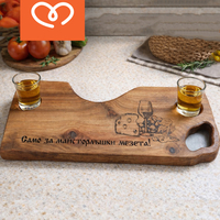 Орехова дъска за мезета от масивен орех с чаши – подарък за рожден ден