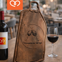 Дървена дъска за мезета от орех с винени чаши | Плато за сирена – персонализиран подарък