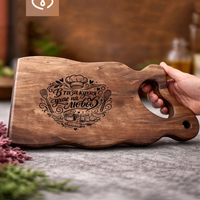 Гравирана орехова дъска „В тази кухня ухае на любов“ – подарък за кухня