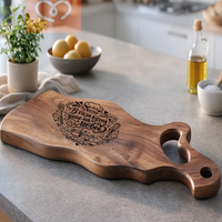 Гравирана орехова дъска „В тази кухня ухае на любов“ – подарък за кухня