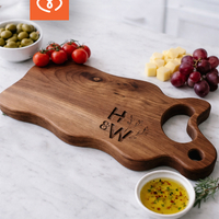 Гравирана дървена дъска за рязане с дръжка – персонализиран подарък