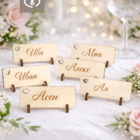 Дървена табелка с име за сватба – място за гости и декорация за маса