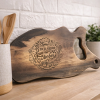 Гравирана орехова дъска „В тази кухня ухае на любов“ – подарък за кухня