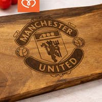 Подарък за футболен фен – дървена дъска с лого Манчестър Юнайтед