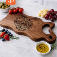 Гравирана орехова дъска „В тази кухня ухае на любов“ – подарък за кухня