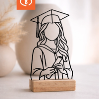 Подарък за абитуриентка – дървена статуетка за спомен с име и пожелание