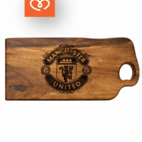 Подарък за футболен фен – дървена дъска с лого Манчестър Юнайтед