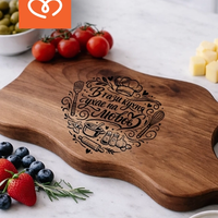 Гравирана орехова дъска „В тази кухня ухае на любов“ – подарък за кухня