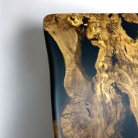 Дизайнерска маса от масивно зехтиново дърво с епоксидна смола и черен пигмент – LogeniWood