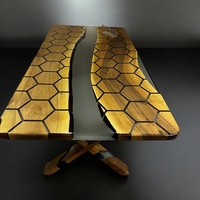 Ръчно изработена маса от масивно дърво с геометричен хексагонален дизайн и епоксидна река