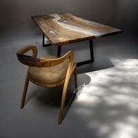 Ръчно изработена дизайнерска маса от масивно дърво и епоксидна смола