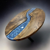 Елипсовидна дървена маса с епоксидна смола и син пигмент – ръчна изработка LogeniWood