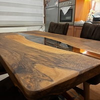 Кафяво пигментиран плот с прозрачен епоксид