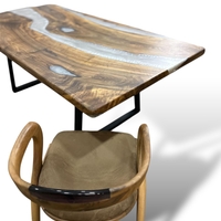 Ръчно изработена дизайнерска маса от масивно дърво и епоксидна смола