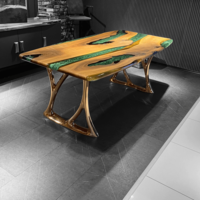 Ръчно изработена маса от масивно дърво и епоксидна смола – Зелен речен ефект