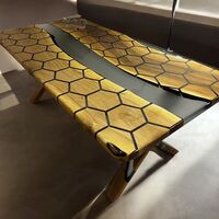 Ръчно изработена маса от масивно дърво с геометричен хексагонален дизайн и епоксидна река