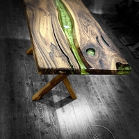 Дизайнерска маса от масивно дърво с епоксидна смола – Green River | LogeniWood